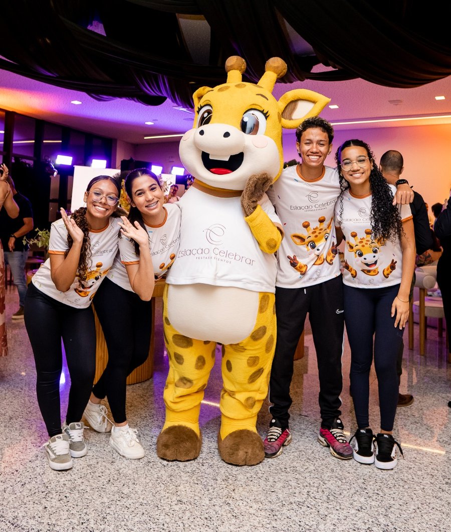 Equipe de recreação e mascote Lumi da Estação Celebrar