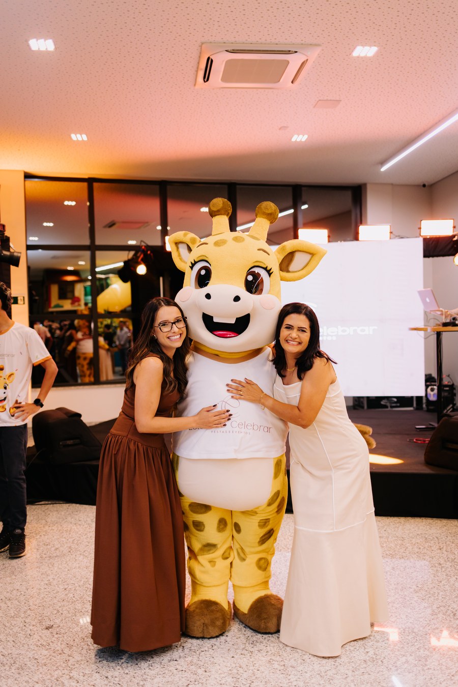 Fundadoras da Estação Celebrar com a mascote Lumi